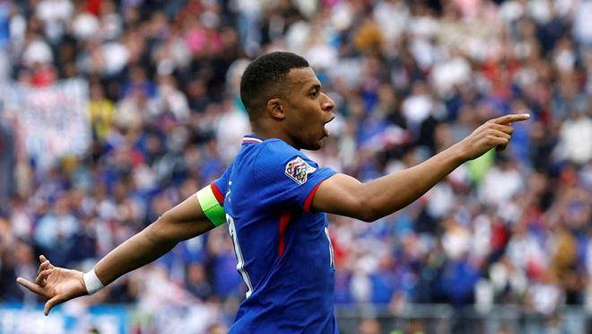 开云体育-姆巴佩迎来七赛季出色发挥，FPX观众热烈欢呼！