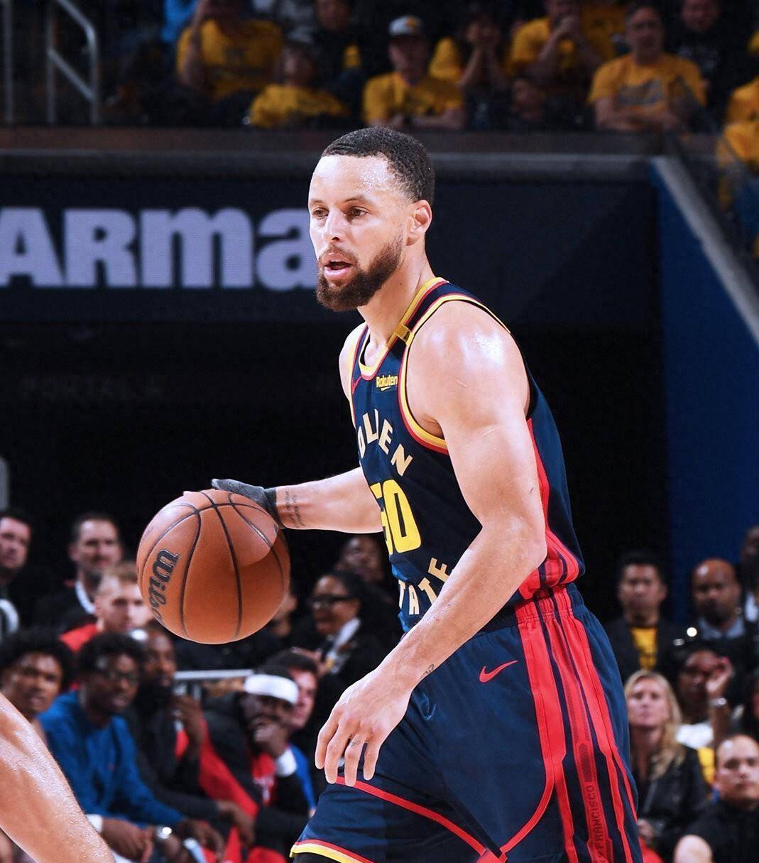 开云体育-库里重返赛场，爆冷首场状态出色，瑞士队观众沸腾！